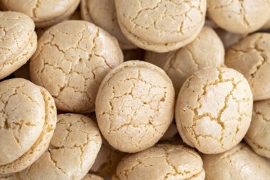 Türk kurabiyesi. Geleneksel Türk mutfağı lezzetleri. Badem unundan yapılmış çıtır kurabiyeler. Yerel adı acibadem kurabiyesi. Kapat.