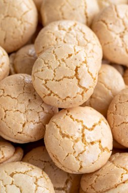 Türk kurabiyesi. Geleneksel Türk mutfağı lezzetleri. Badem unundan yapılmış çıtır kurabiyeler. Yerel adı acibadem kurabiyesi. Kapat.