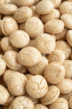 Türk kurabiyesi. Geleneksel Türk mutfağı lezzetleri. Badem unundan yapılmış çıtır kurabiyeler. Yerel adı acibadem kurabiyesi. Kapat.