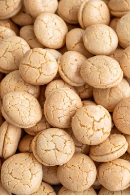 Türk kurabiyesi. Geleneksel Türk mutfağı lezzetleri. Badem unundan yapılmış çıtır kurabiyeler. Yerel adı acibadem kurabiyesi. Kapat.