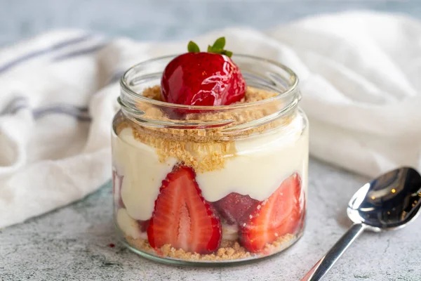 Çilekli manolya. Kayadan bir arka planda kremalı ve çilekli tatlı. Dünya mutfağı lezzetleri. Kapat.