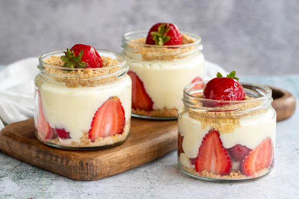 Çilekli manolya. Kayadan bir arka planda kremalı ve çilekli tatlı. Dünya mutfağı lezzetleri. Kapat.