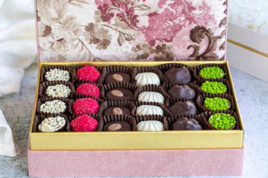 Özel çikolata. Taştan arka planda çikolata paketlenmiş. Çikolatalı mantar çeşitleri. Kapat.