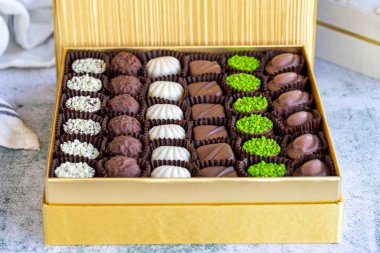 Özel çikolata. Taştan arka planda çikolata paketlenmiş. Çikolatalı mantar çeşitleri. Kapat.