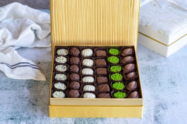 Özel çikolata. Taştan arka planda çikolata paketlenmiş. Çikolatalı mantar çeşitleri. Kapat.