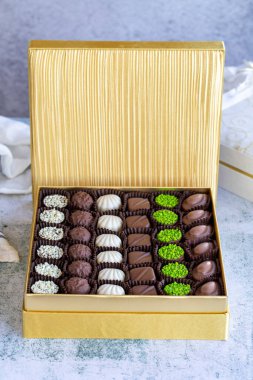 Özel çikolata. Taştan arka planda çikolata paketlenmiş. Çikolatalı mantar çeşitleri. Kapat.