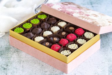 Özel çikolata. Taştan arka planda çikolata paketlenmiş. Çikolatalı mantar çeşitleri. Kapat.