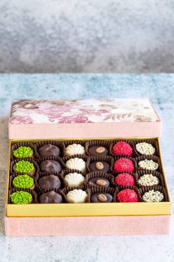 Özel çikolata. Taştan arka planda çikolata paketlenmiş. Çikolatalı mantar çeşitleri. Kapat.