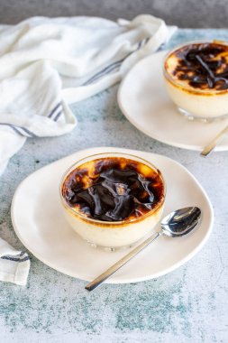 Sütlaç. Süt, şeker ve pirinçten yapılmış sütlü puding. Türk mutfağı lezzetleri. Kapat.