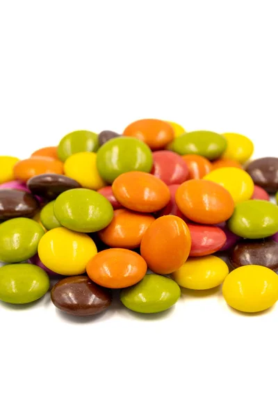 Színes Cukorkák Csokoládéval Töltött Cukorka Elszigetelt Fehér Háttérrel Közelről — Stock Fotó