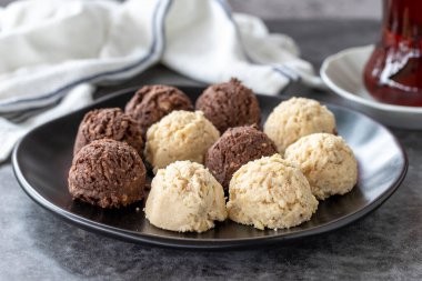 Tatlı kurabiyeler. Koyu arka planda lezzetli atıştırmalık kurabiyeler. Fırın ürünleri. Yan görünüş. Yakın plan..