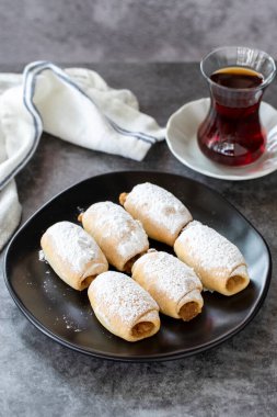 Elmalı kurabiye. Arkaplanda elma soslu kurabiyeler var. Fırın ürünleri. Dikey görünüm. Yerel adı Elmali kurabiye. Yakın plan..