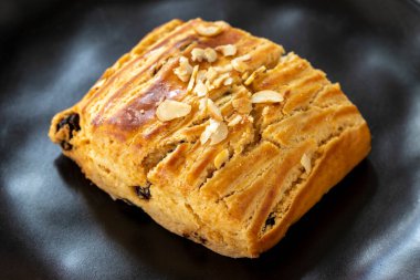 Kuru üzümlü kurabiye. Fındıklı kurabiyeler ve arka planda kuru üzüm. Fırın ürünleri. Yan görünüş. Yerel adı Kavala kurabiyeleri. Yakın plan..