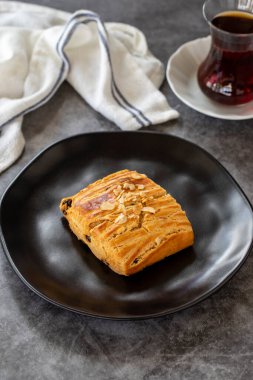 Kuru üzümlü kurabiye. Fındıklı kurabiyeler ve arka planda kuru üzüm. Fırın ürünleri. Dikey görünüm. Yerel adı Kavala kurabiyeleri. Yakın plan..