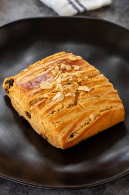 Kuru üzümlü kurabiye. Fındıklı kurabiyeler ve arka planda kuru üzüm. Fırın ürünleri. Dikey görünüm. Yerel adı Kavala kurabiyeleri. Yakın plan..