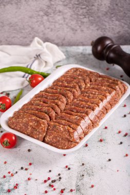 Paketlenmemiş baharatlı ızgara köfte. Taş zeminde köfteler. Kapat.