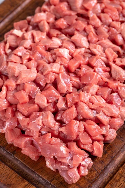 Vlees Blokjes Gehakt Rood Vlees Een Houten Dienblad Een Stenen — Stockfoto