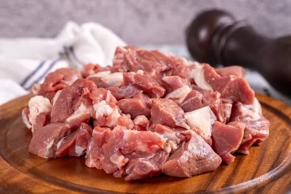 Lamsvlees Gehakt Rood Vlees Een Houten Dienblad Een Stenen Achtergrond — Stockfoto