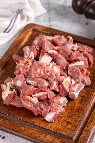 Lamsvlees Gehakt Rood Vlees Een Houten Dienblad Een Stenen Achtergrond — Stockfoto