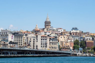 İstanbul, Türkiye - Temmuz 2022: Galata Kulesi. İstanbul şehir manzarası. Yer İmleri.