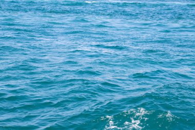Deniz yüzeyi. Turkuaz deniz suyu. Derin okyanusta mavi su yüzeyini kapatın.