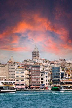 İstanbul, Türkiye - Temmuz 2022: Galata Kulesi. İstanbul şehir manzarası. Yer İmleri.