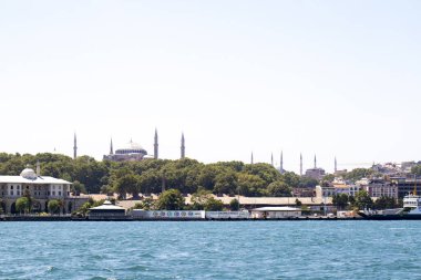 İstanbul, Türkiye - Temmuz 2022: İstanbul 'un deniz manzarası. Ayasofya ve Mavi Cami. İstanbul şehir manzarası. şehir simgeleri.