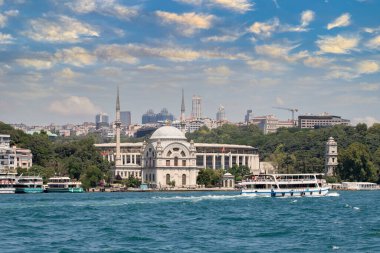 Dolmabahe Camii ve Beikta futbol takımı stadyumu. İstanbul şehir manzarası. şehir simgeleri.