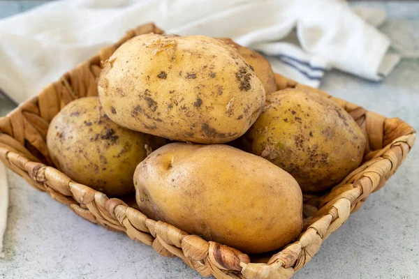 Зрізати Картоплю Свіжа Сира Картопля Кошику Кам Яній Підлозі Органічна — стокове фото