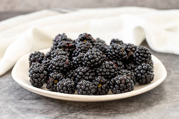 Black Mulberry Dark Background Fresh Juicy Black Mulberry Plate Organic — ストック写真