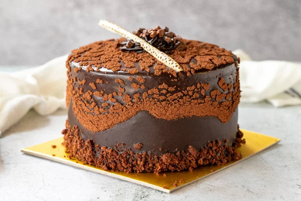 Шоколадний Пиріг Сірому Фоні Шоколад Вкритий Тортами Шоколадом Вершками Всередині — стокове фото