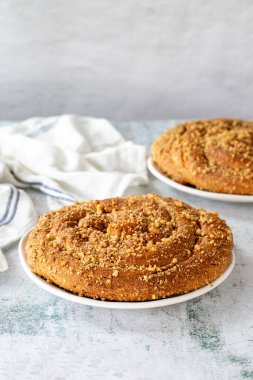 Tahini Roll çöreği. Gri arka planda ceviz ve tahini ekmeği. Geleneksel Akdeniz mutfağı lezzetleri. Yerel adı Tahinli Corek. Kapat.