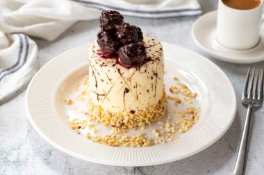 Beyaz çikolata ve meyveli pasta. Gri arka planda nefis bir pasta. Kapat.