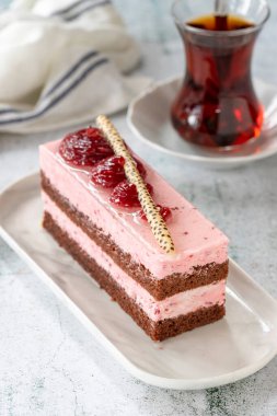 Çilekli kek. Gri arka planda meyveli kek. Kapat.