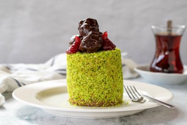 Fıstıklı ve meyveli kek. Gri arka planda kek. Kapat.