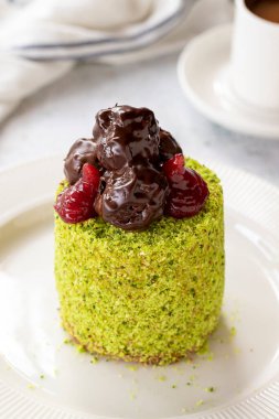 Fıstıklı ve meyveli kek. Gri arka planda kek. Kapat.