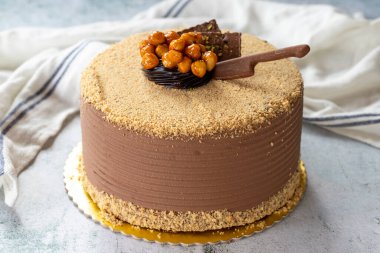 Doğum günü pastası. Gri arka planda kutlama pastası. Kapat.