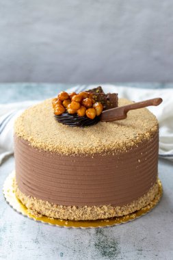 Doğum günü pastası. Gri arka planda kutlama pastası. Kapat.