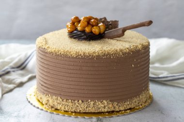 Doğum günü pastası. Gri arka planda kutlama pastası. Kapat.