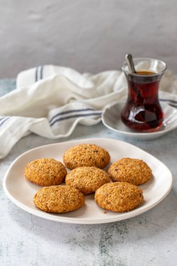 Susamlı kurabiye. Gri arka planda taze pişmiş tuzlu kurabiyeler. Kapat.