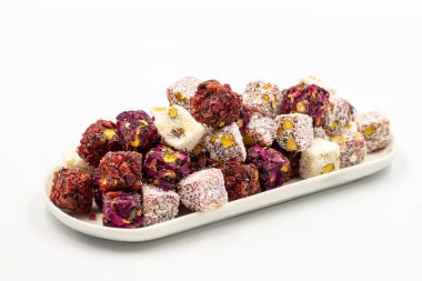 Karışık Türk lokumu. Beyaz arka planda şam fıstıklı Türkçe lezzet çeşitleri. Geleneksel Orta Doğu mutfağı lezzetleri. Kapat.