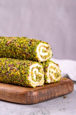 Gri arka planda şam fıstıklı Türk lokumu. Kremalı Türk Lokumu. Yakın plan. yerel adı Fistikli fitil lokum