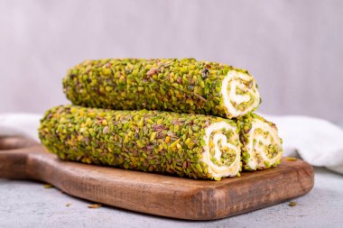 Gri arka planda şam fıstıklı Türk lokumu. Kremalı Türk Lokumu. Yakın plan. yerel adı Fistikli fitil lokum