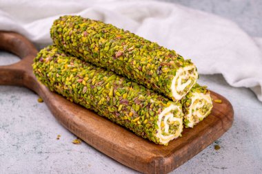 Gri arka planda şam fıstıklı Türk lokumu. Kremalı Türk Lokumu. Yakın plan. yerel adı Fistikli fitil lokum