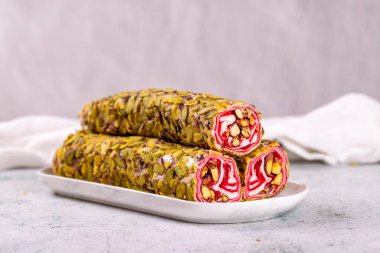 Gri arka planda şam fıstıklı Türk lokumu. Fıstıklı Türk lokumu. Yakın plan. yerel adı Fistikli fitil lokum