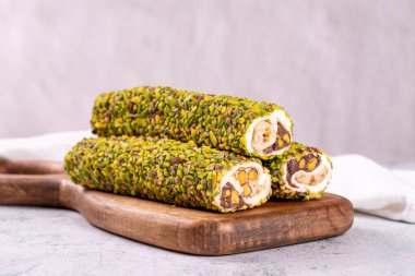 Gri arka planda şam fıstıklı Türk lokumu. Kremalı Türk lokumu. Yakın plan. yerel adı Fistikli fitil lokum