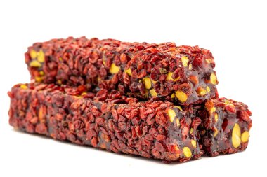 Beyaz arka planda şam fıstıklı Türk lokumu. Ekşi üzümlü Türk lokumu. Yakın plan. yerel adı zereskli fitil lokum