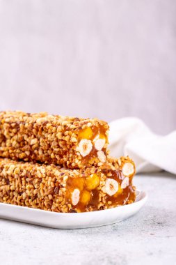 Gri arka planda fındıklı Türk lokumu. Fındıkla kaplı Türk lokumu. Yakın plan. yerel adı Findikli fitil lokum