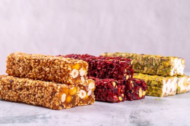 Gri arka planda fıstıklı Türk lokumu çeşitleri. Karışık Türk Lokumu. Yakın plan. yerel adı Fistikli fitil lokum