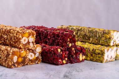 Gri arka planda fıstıklı Türk lokumu çeşitleri. Karışık Türk Lokumu. Yakın plan. yerel adı Fistikli fitil lokum